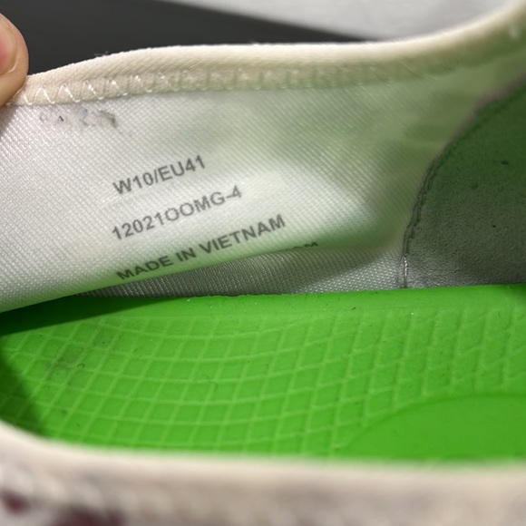 OOFOS oomg eezee 10 Women's Pink and White Slip-On Shoes - Picture 9 of 13